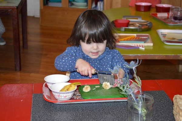 Montessori toddlers eating snack